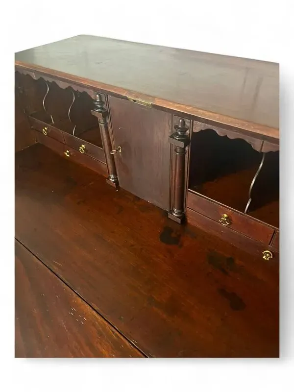 Illustration numéro 2 du produit Commode, secrétaire, scriban de pente anglais en acajou, Angleterre XVIIIème