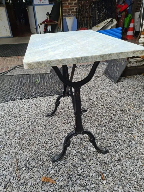 Illustration numéro 2 du produit Table de café en fonte et dessus marbre