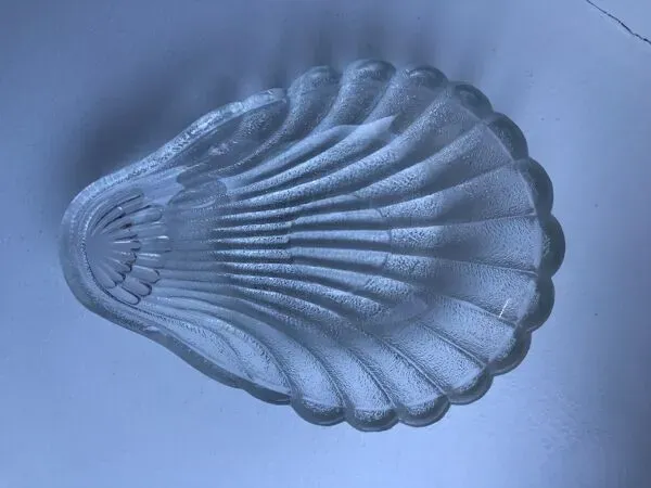 Illustration numéro 2 du produit Vide-poche coquillage en verre années 70