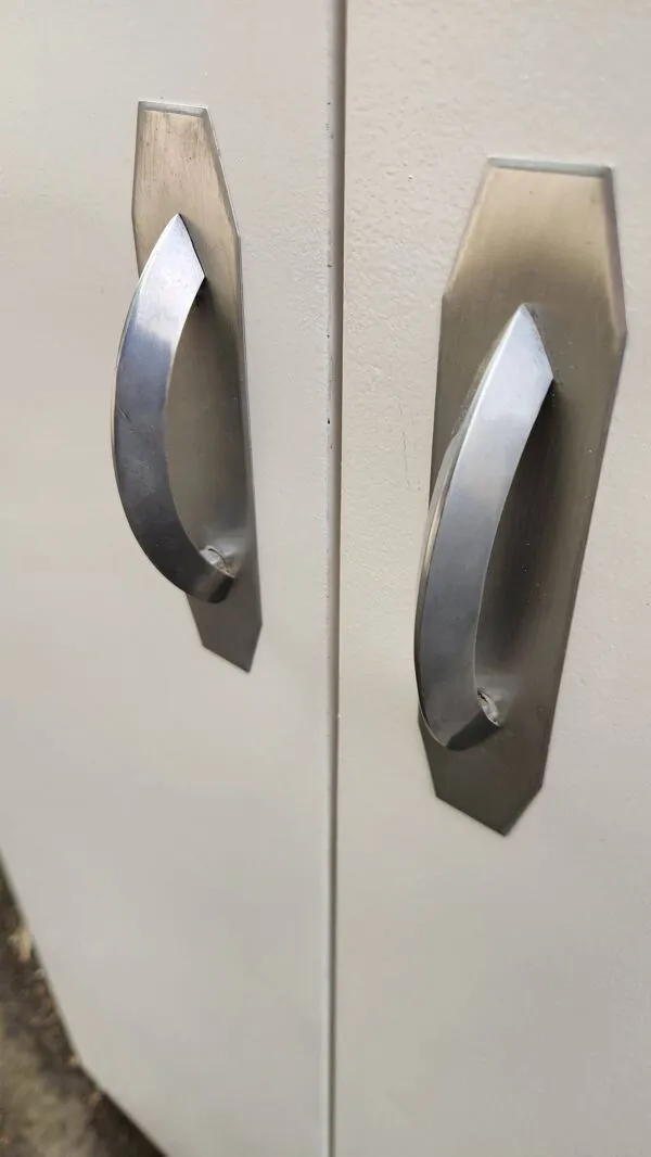 Illustration numéro 2 du produit Armoire en métal industriel Vintage 1960-1970