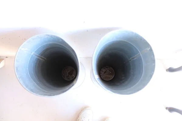 Illustration numéro 2 du produit Paire de grands vases de fleuriste en zinc