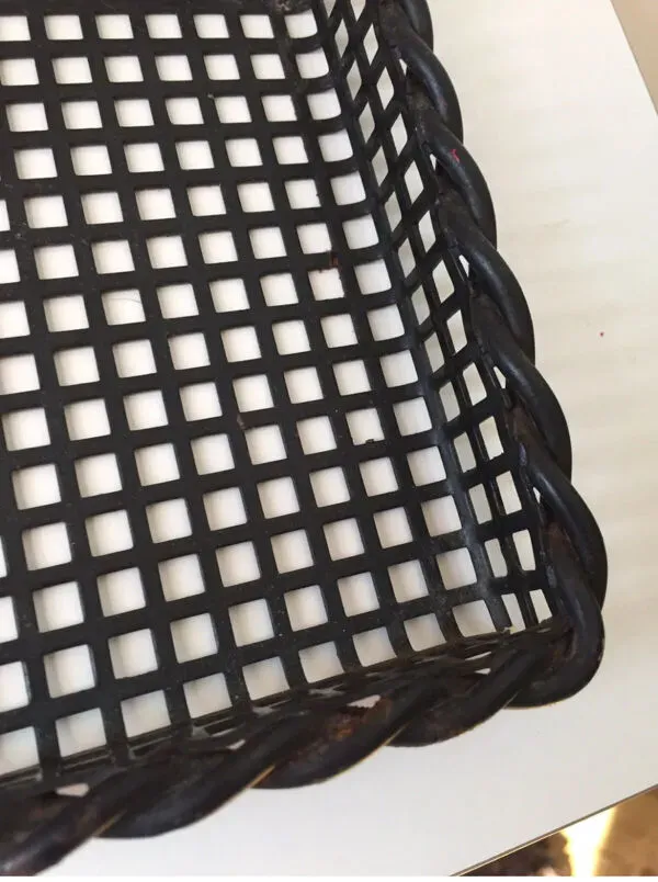 Illustration numéro 2 du produit Plateau de service en tôle ajouré