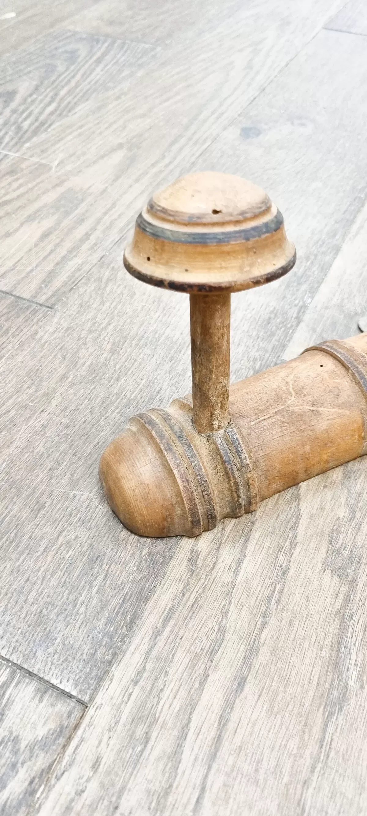 Illustration numéro 2 du produit Patère en bois