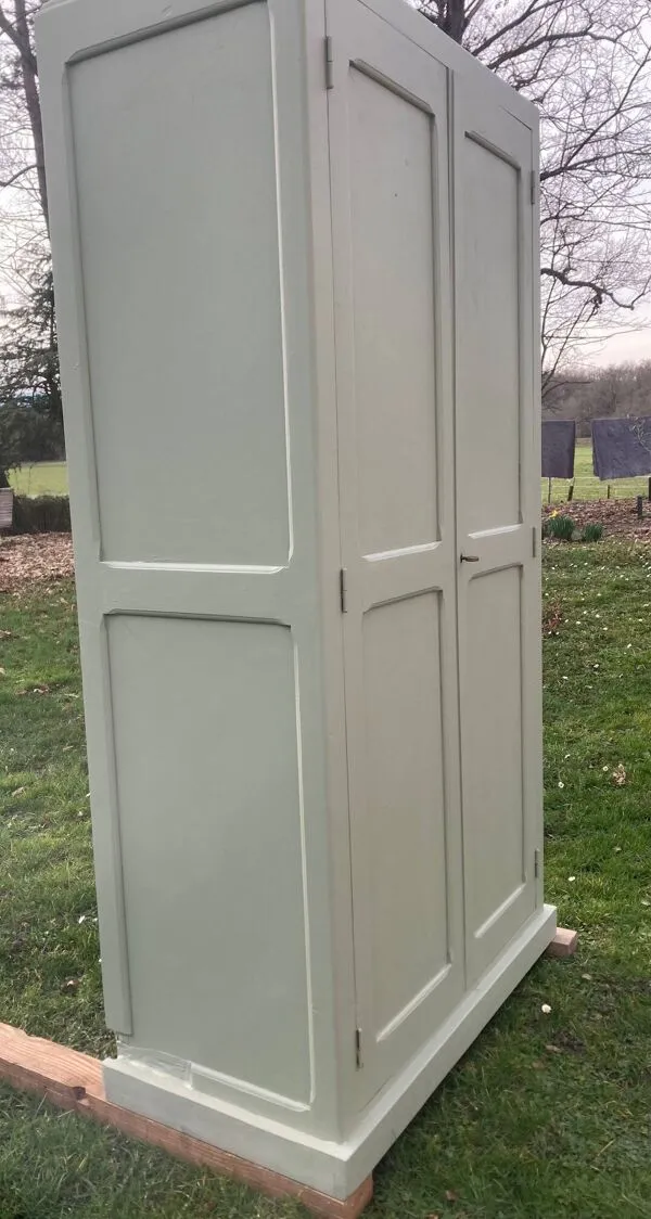 Illustration numéro 2 du produit Armoire parisienne