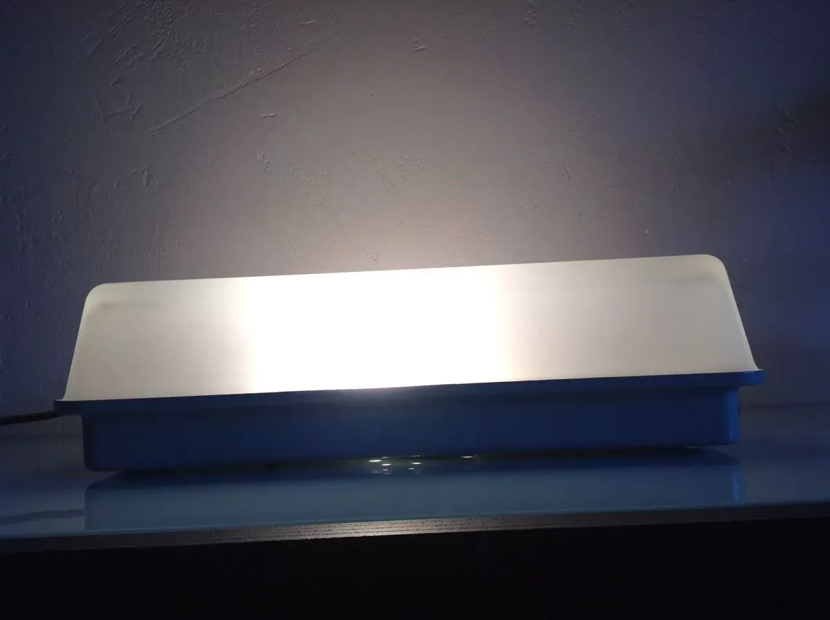 Illustration numéro 2 du produit Applique hublot rectangulaire en verre depoli style industriel/ années 70