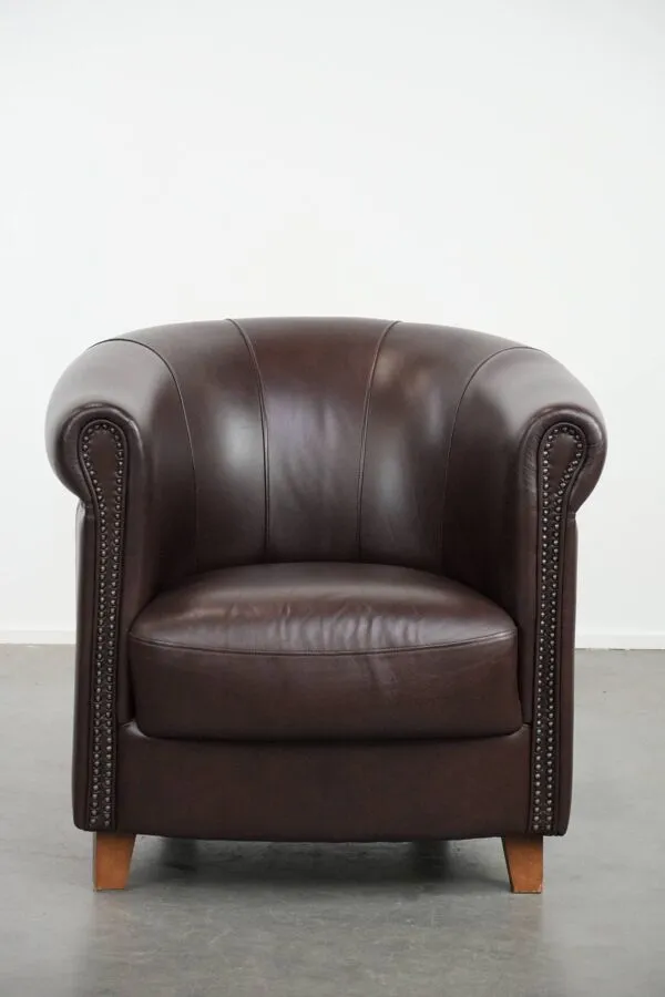 Illustration numéro 2 du produit Fauteuil club en cuir rond de style anglais en très bon état.