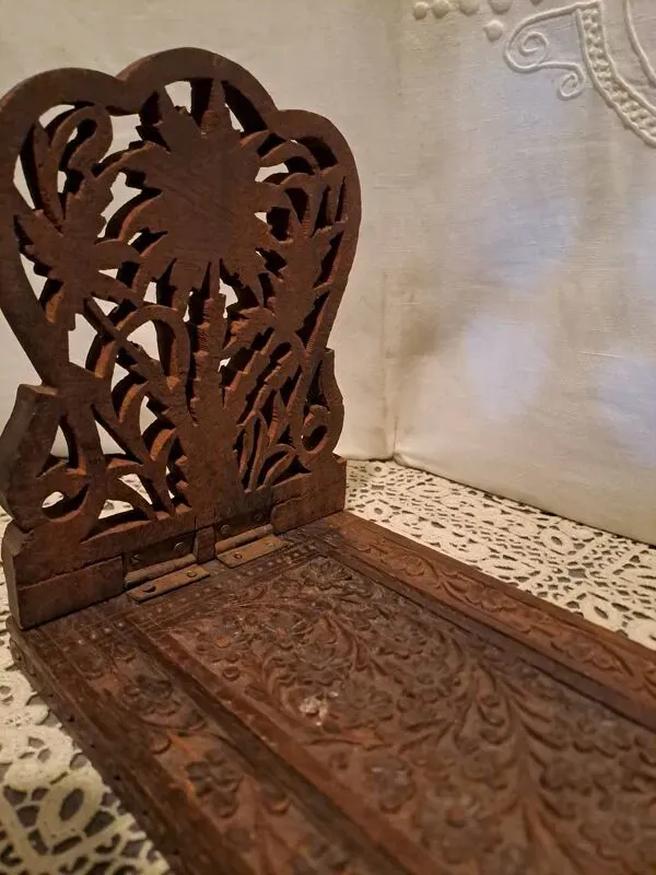 Illustration numéro 2 du produit Support à Livres à poser extensible et repliable en bois des iles sculpté années 1980