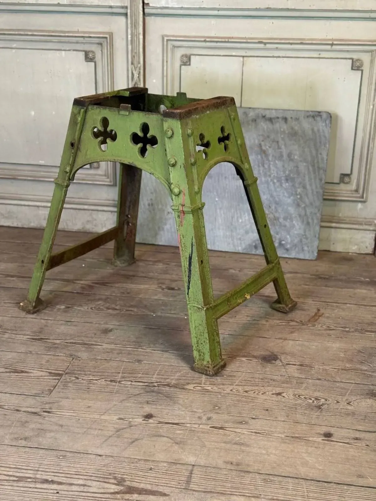 Illustration numéro 2 du produit Table Industrielle En Métal Dans L’esprit Eiffel, Peinture Usée Verte D’ori