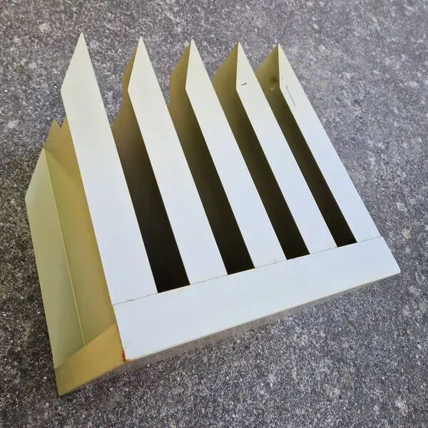 Illustration numéro 2 du produit Trieur à courrier en métal style industriel 1960