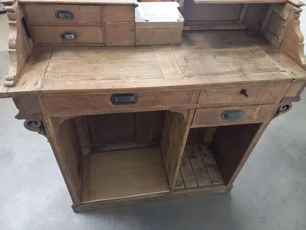 Illustration numéro 2 du produit Comptoir d'accueil de magasin