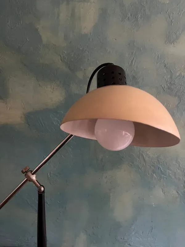 Illustration numéro 2 du produit Lampe de bureau années 80