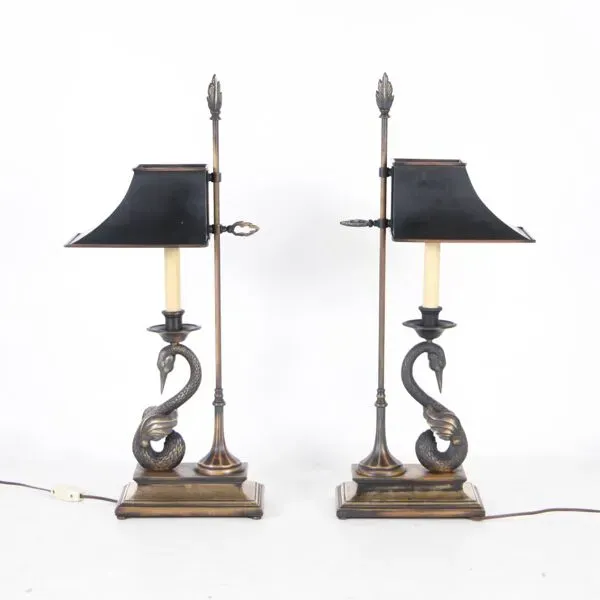 Illustration numéro 2 du produit Paire de lampes « cygnes » en laiton
