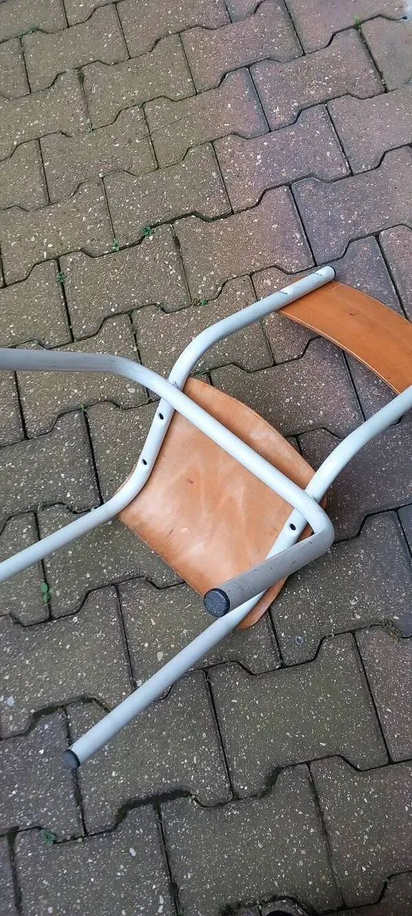 Illustration numéro 2 du produit Chaise vintage d'écolier