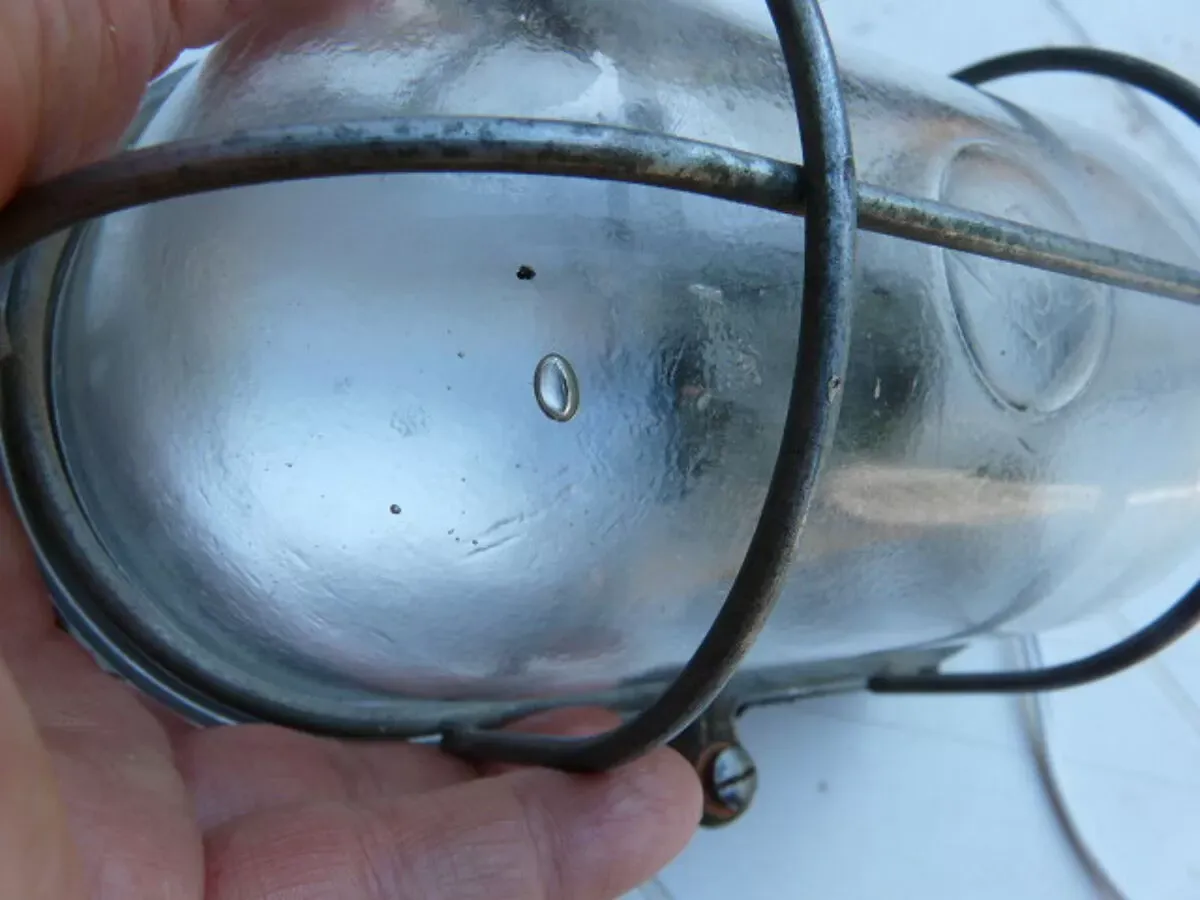 Illustration numéro 2 du produit Applique hublot lampe bakélite et verre avec grille