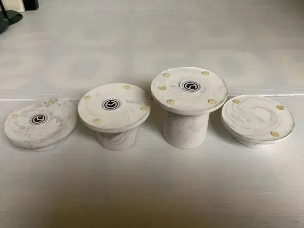 Illustration numéro 2 du produit Quatre bougeoirs en composite de gypse