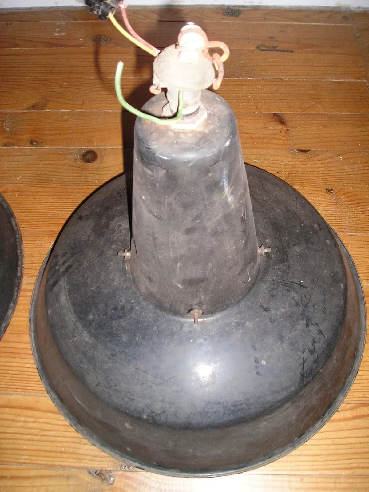 Illustration numéro 2 du produit Paire de suspensions en tole émaillée