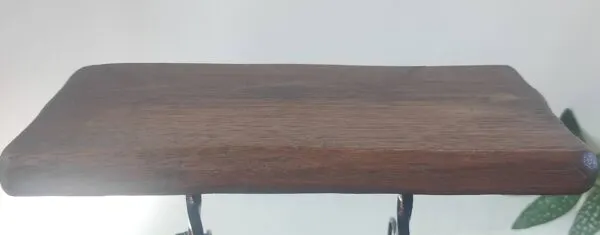 Illustration numéro 2 du produit Table d'appoint, porte-bouteilles brutaliste en fer forgé et bois mass