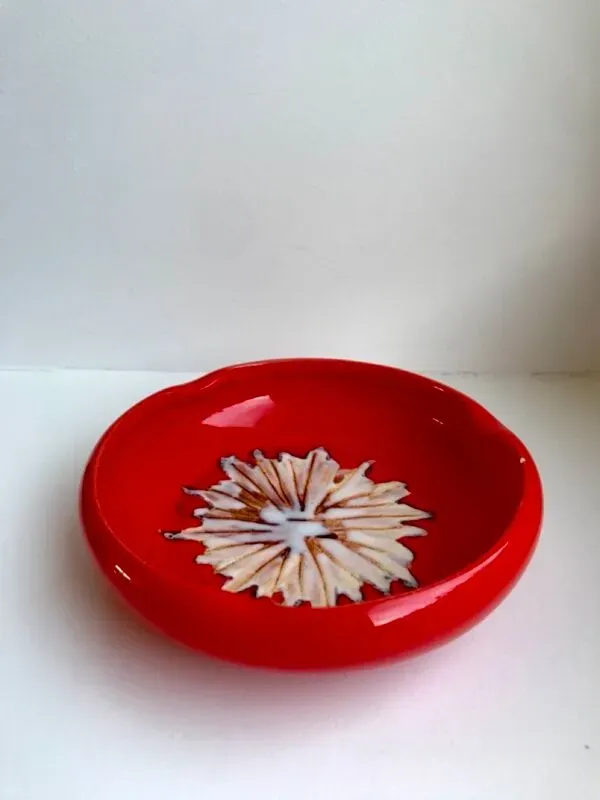 Illustration numéro 2 du produit Cendrier en céramique rouge signé Vallauris design années 70