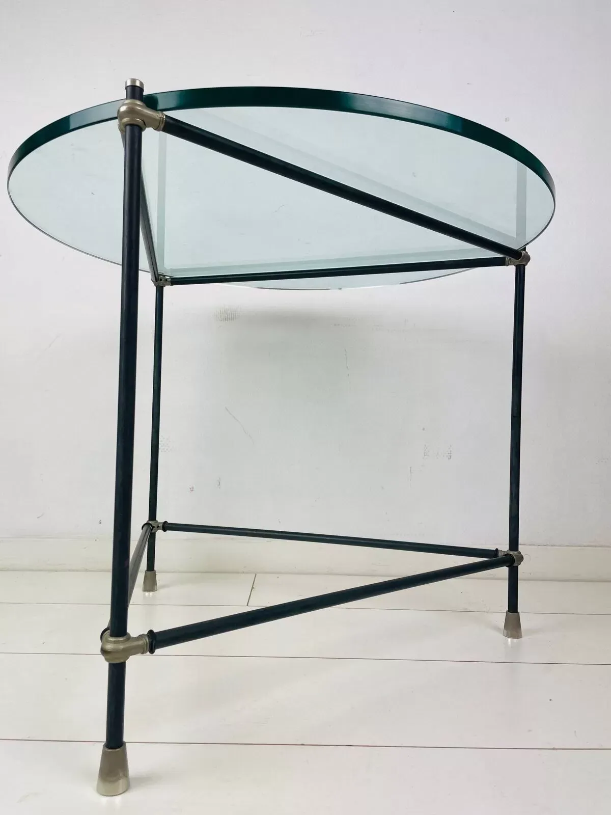 Illustration numéro 2 du produit Table d'appoint ronde vintage. Table basse ronde en verre épais. Table de design industriel robuste.