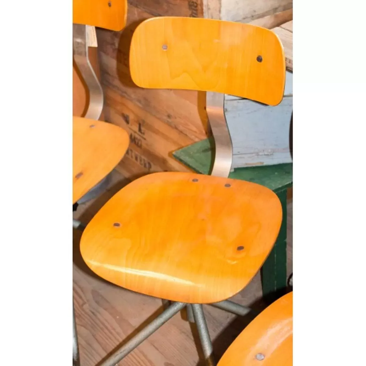 Illustration numéro 2 du produit Chaise industriel metal et bois