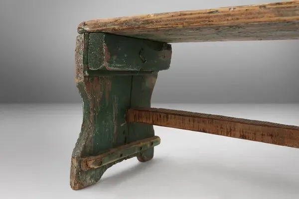 Illustration numéro 2 du produit Tabouret industriel en bois vert, France, années 1900