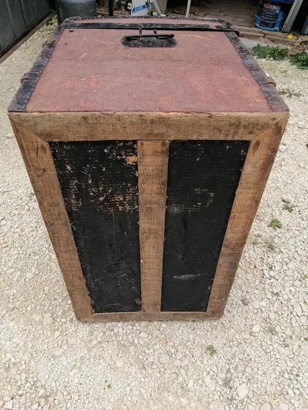 Illustration numéro 2 du produit Malle de voyage ancienne bombee