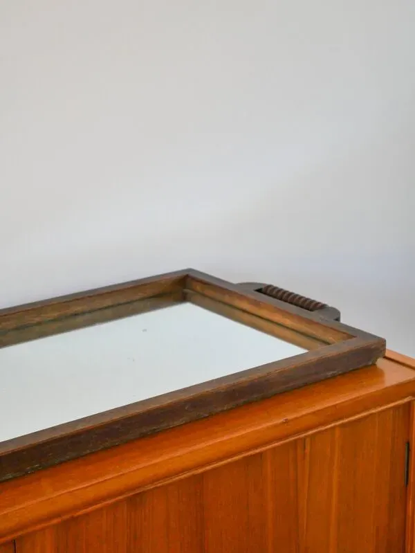 Illustration numéro 2 du produit Grand plateau miroir en bois, poignées en bois tourné, 1940