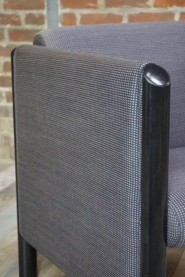 Illustration numéro 2 du produit Fauteuil Club des années 80 en tissu et métal