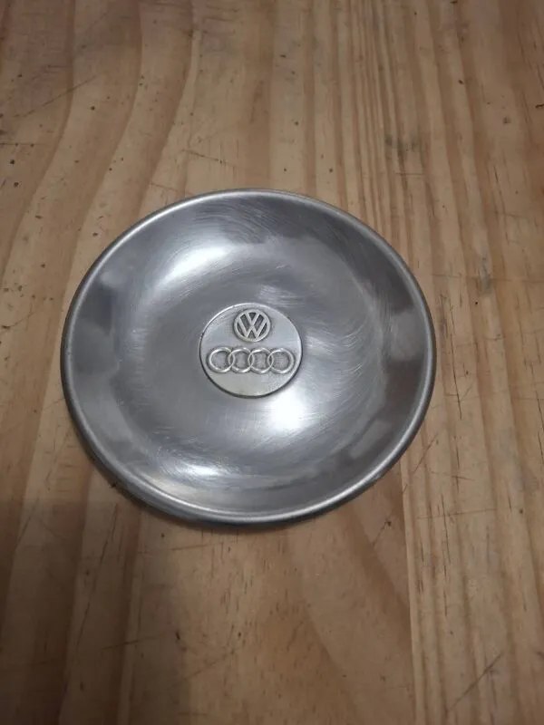 Illustration numéro 2 du produit Vide-poche / Cendrier vintage métal – Volkswagen & Audi – Années 70/80