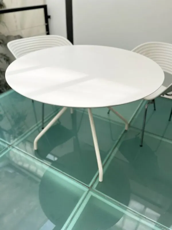 Illustration numéro 2 du produit 4 chaises Tom Vac par Ron Arad et table ronde blanche