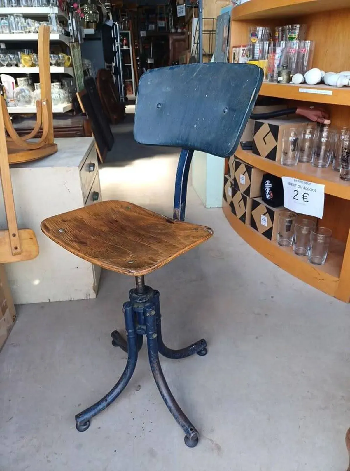 Illustration numéro 2 du produit Ancienne chaise de postier bienaise 1940/50