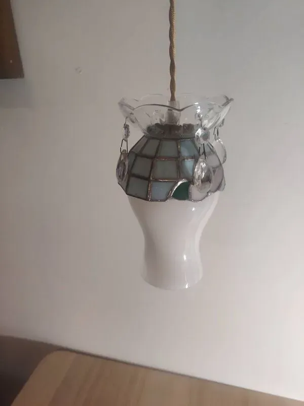 Illustration numéro 2 du produit Opaline couronnée vitrail et pampilles