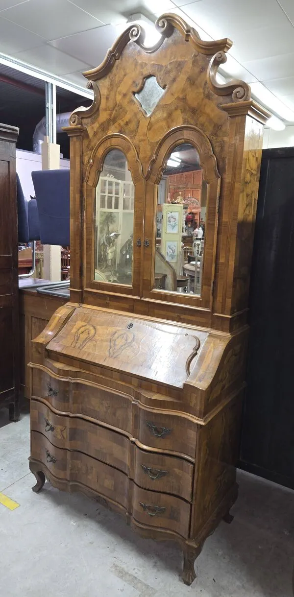 Illustration numéro 2 du produit Important secrétaire scriban Venitien style Louis XV en noyer marqueté