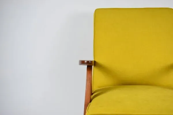 Illustration numéro 2 du produit Fauteuil vintage original restauré des années 60, jaune, teck