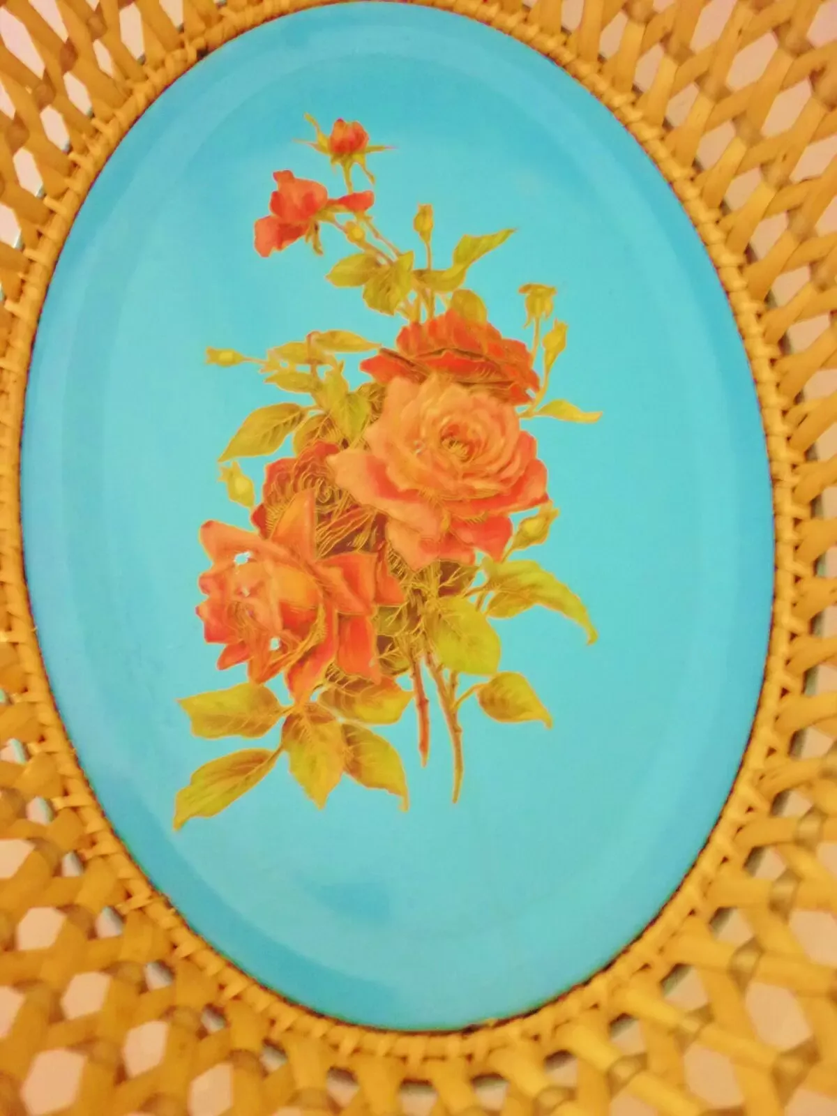 Illustration numéro 2 du produit Corbeille ancienne en tôle peinte et osier tressé, décor de roses