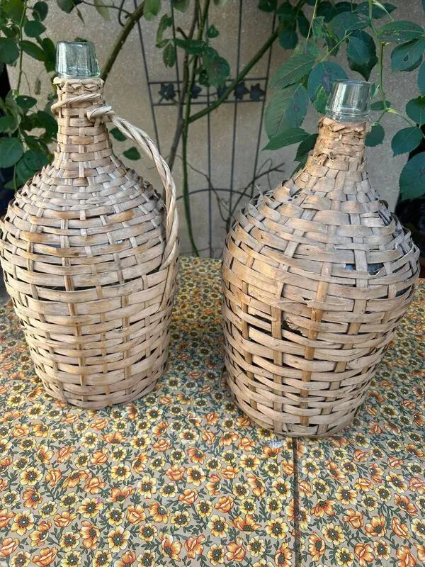 Illustration numéro 2 du produit Dame-Jeanne vintage 40cm en verre + osier (3-5L)