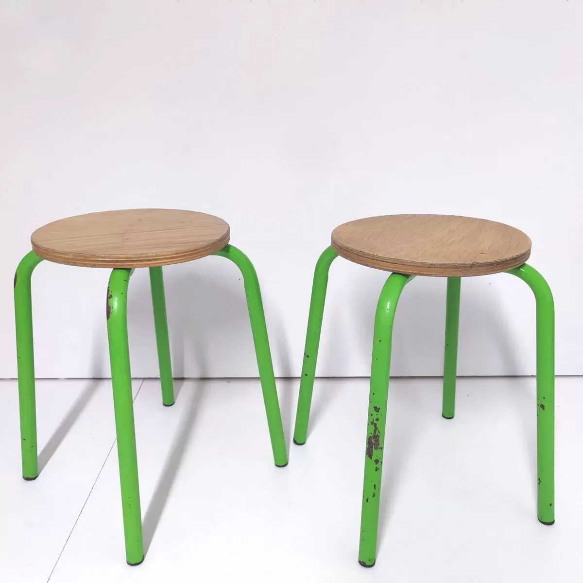 Illustration numéro 2 du produit Lot de 2 tabourets vintage métal vert et bois