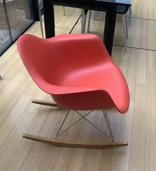 Illustration numéro 2 du produit Fauteuil à bascule de charles Eames par Vitra