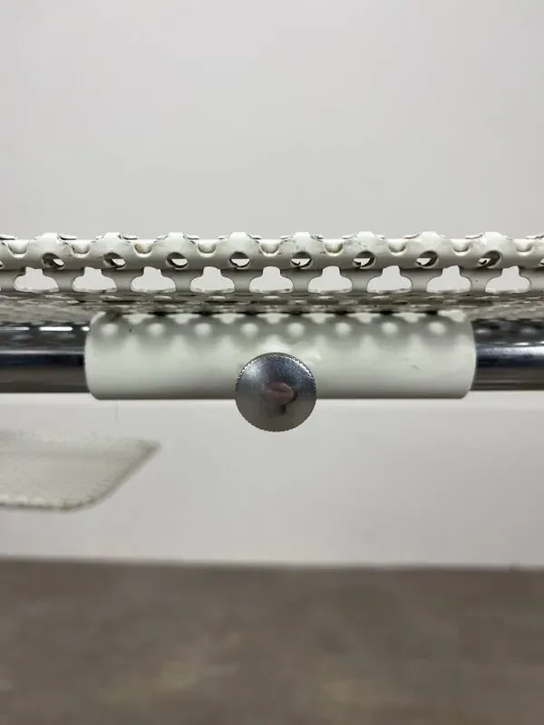 Illustration numéro 2 du produit Desserte modulable ''L'Adap-Table'' en métal perforé et chrome