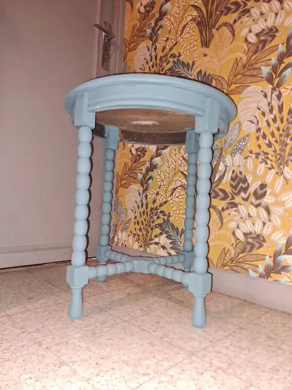 Illustration numéro 2 du produit Table basse ronde en bois massif  à 4 pieds datant des années 1950 repeinte