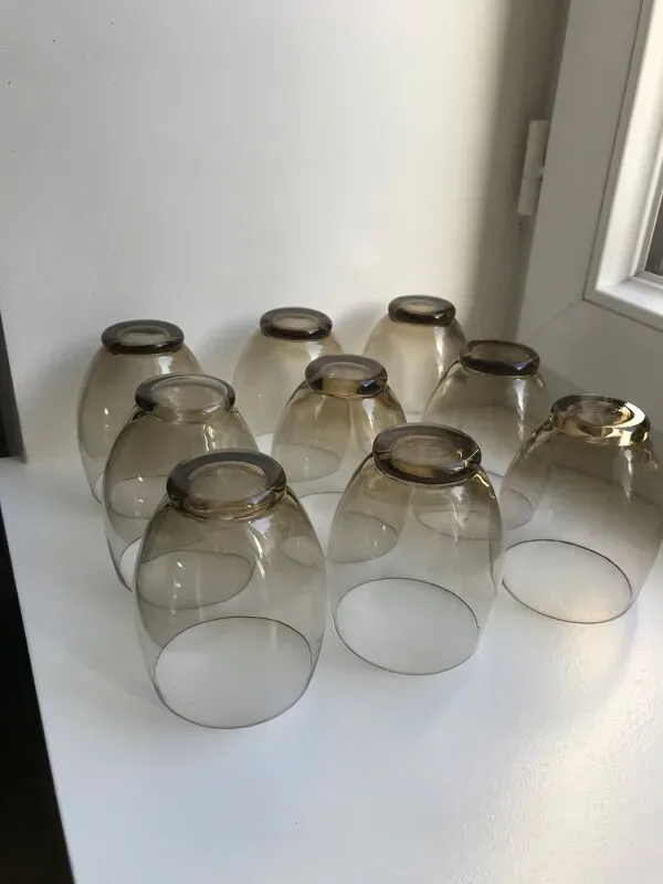 Illustration numéro 2 du produit lot de 9 grands verres à eau design en verre fumé art déco années 30