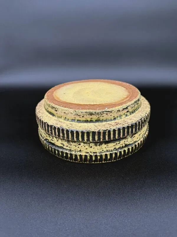 Illustration numéro 2 du produit Grand plat en grès à décor rainuré, dans le goût de Pieter Groeneveldt