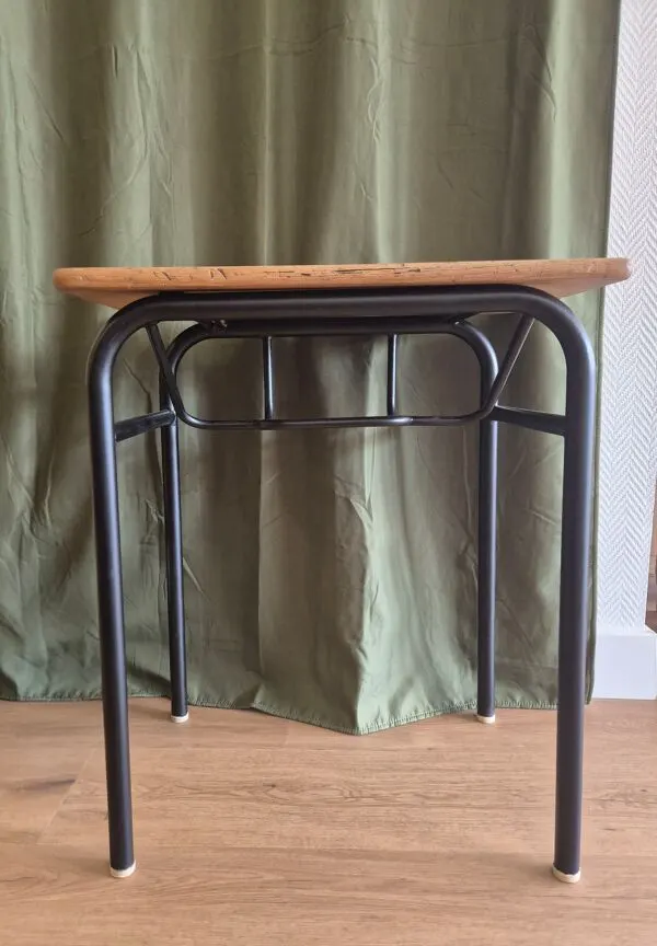 Illustration numéro 2 du produit Ensemble de bureau d'écolier et chaise