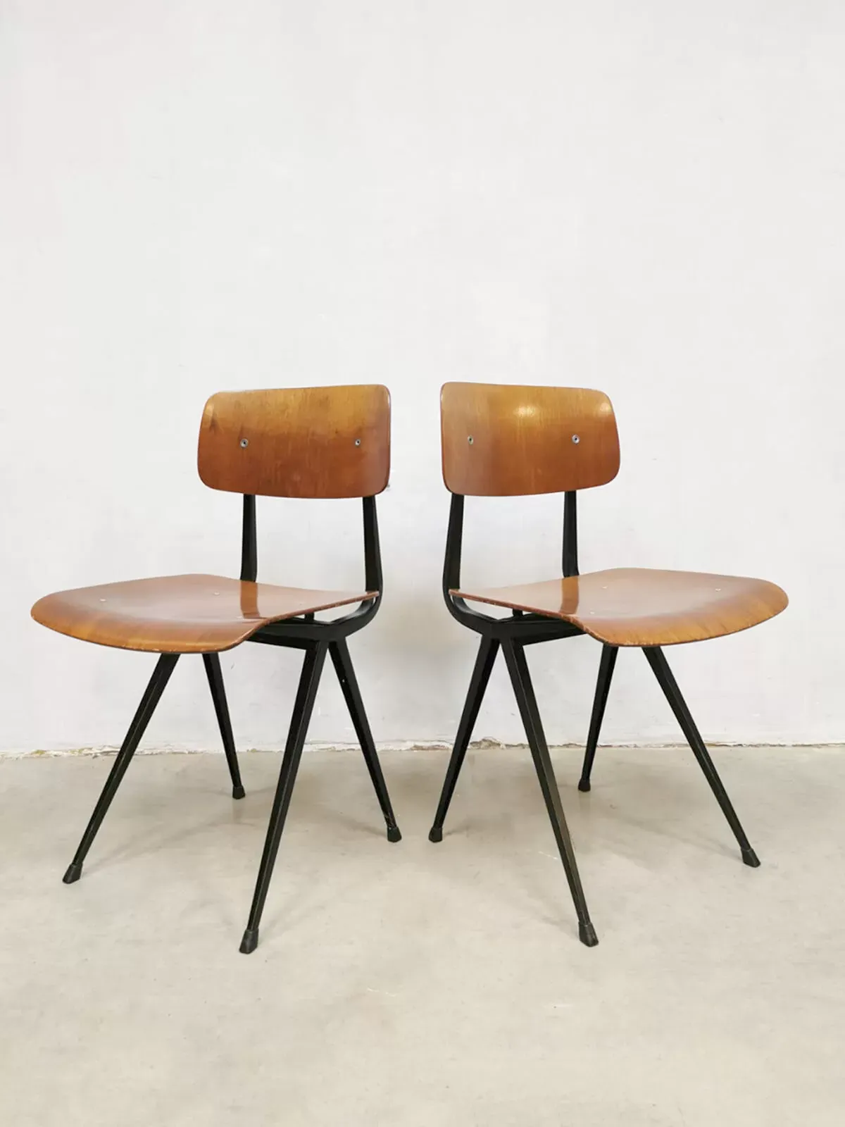 Illustration numéro 2 du produit Ensemble de 5 chaises industrielles par Friso Kramer