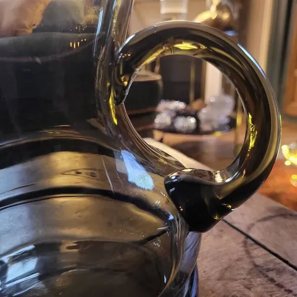 Illustration numéro 2 du produit Pichet en verre fumé – Années 70