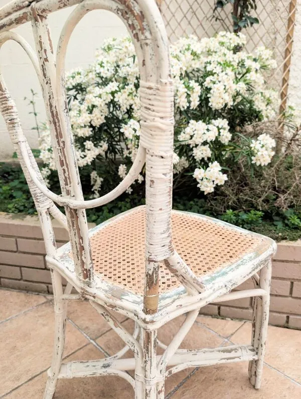 Illustration numéro 2 du produit Paire de chaises vintage de restaurant en rotin