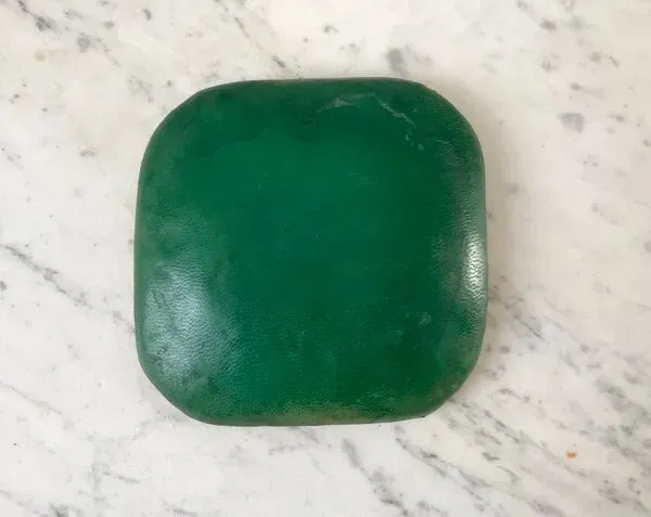 Illustration numéro 2 du produit Cendrier design abstrait en céramique et cuir années 50-60