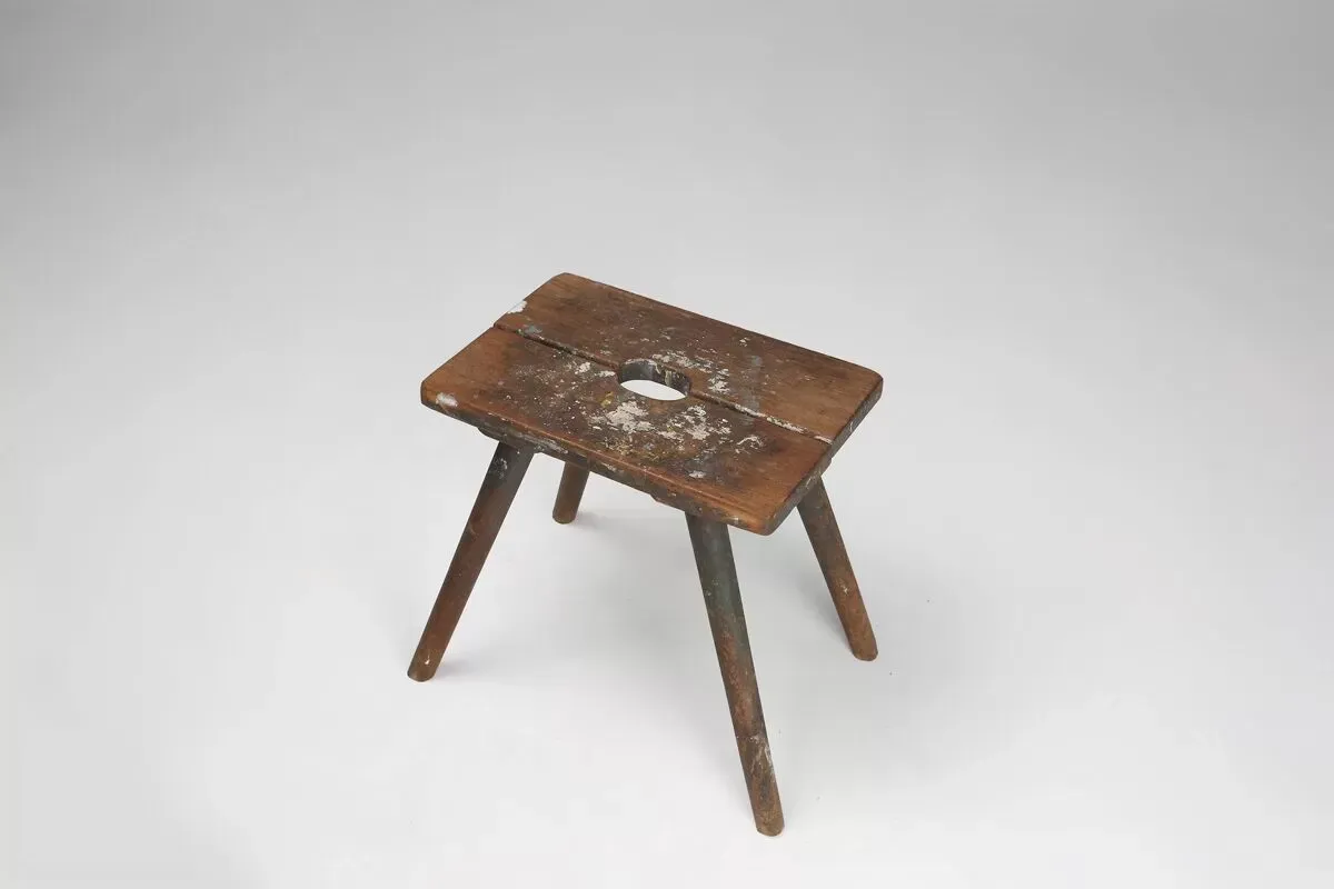 Illustration numéro 2 du produit Tabouret de peintre français industriel en bois avec riche patine des années 1930