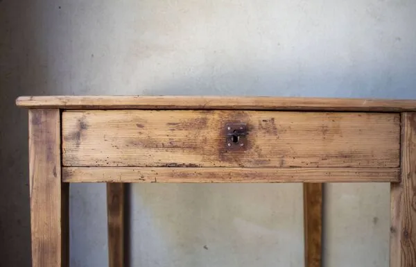 Illustration numéro 2 du produit Petit bureau vintage bois massif