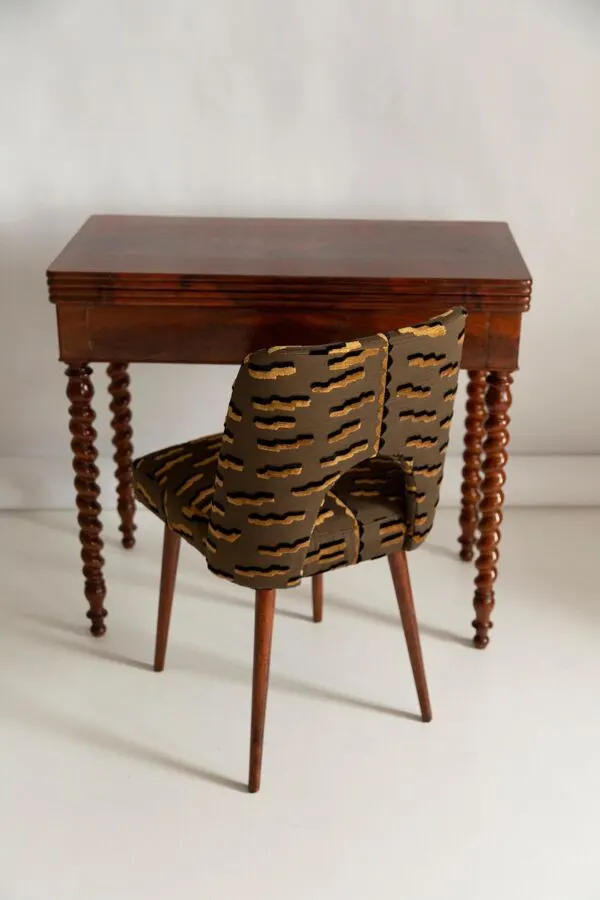 Illustration numéro 2 du produit Chaise coquille type 1020 en jacquard velours motif tigre, Europe, 1960s